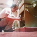 confianza al instalar un equipo, aqui el tecnico instala un generador electrico en un spa