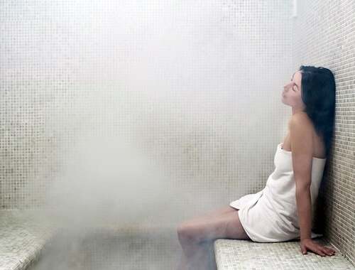 imagen de una chica disfrutando los beneficios del baño vapor