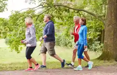 bajo impactoejercicios al aire libre, caminata en bosque