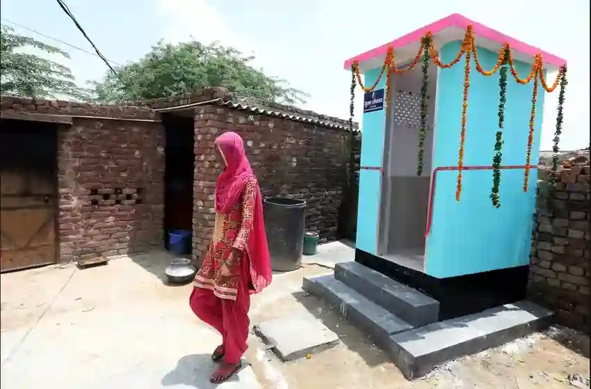 mujer india saliendo del Baño de vapor, muy importante para la higiene