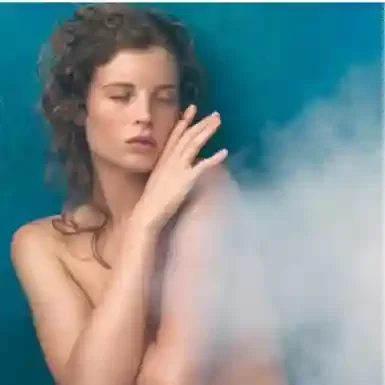 mujer en baño de vapor